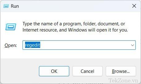 Mở trình soạn thảo sổ đăng ký thông qua Windows Run.