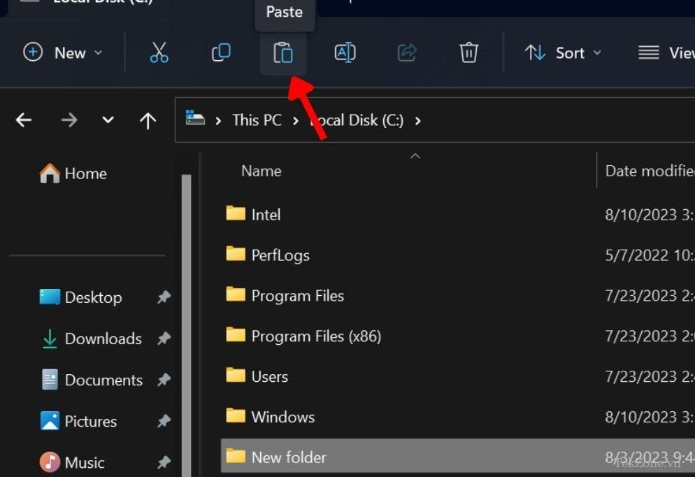 Nhấp vào biểu tượng dán từ thanh trên cùng trong File Explorer.