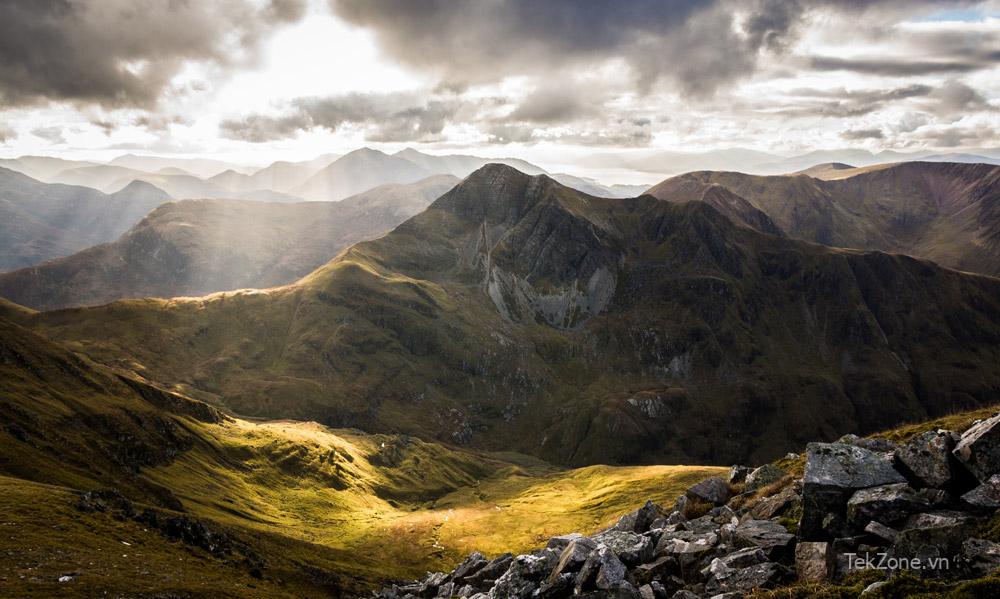 Stob Ban ở Glen Nevis Phong cảnh được chụp từ Sgurr a'Mhaim với ánh nắng giữa mùa thu chiếu sáng thung lũng bên dưới với các lớp dãy núi Glencoe ở hậu cảnh.  Tín dụng: Scott Robertson, Getty Images