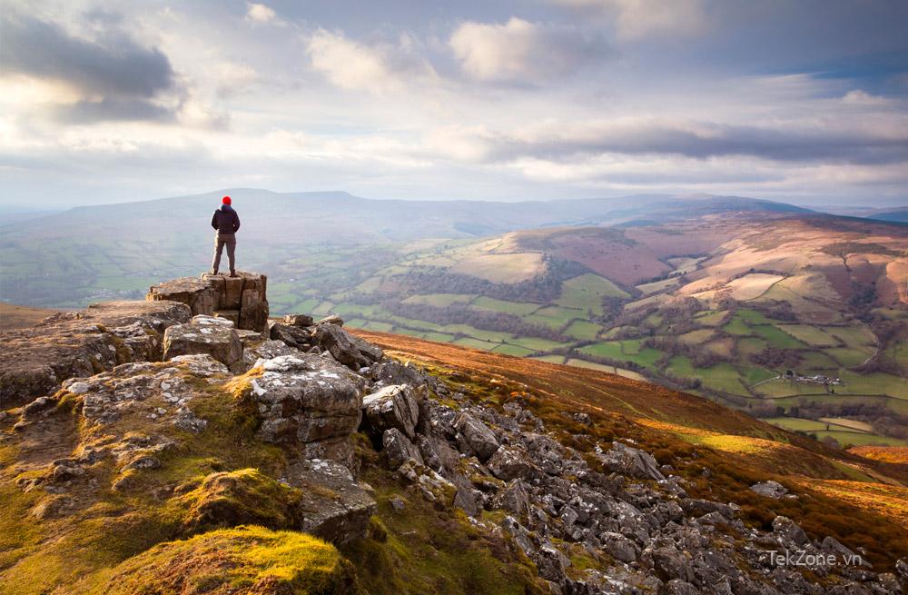 Hình bóng xa xôi trong ánh hoàng hôn trên núi - Công viên quốc gia Brecon Beacons, Wales, Ảnh: WLDavies, Getty Images