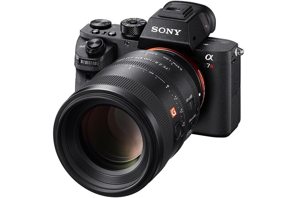 Sony FE 100mm F2.8 STF GM OSS gắn vào máy ảnh Sony A7R