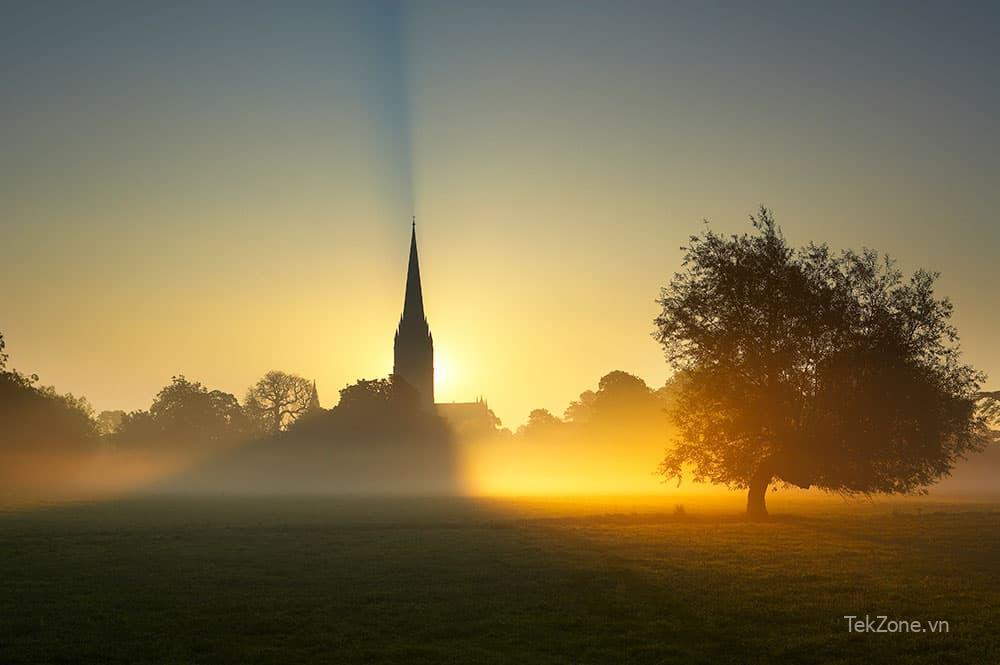 Ánh nắng ngoài trời mọc phía sau Nhà thờ Salisbury