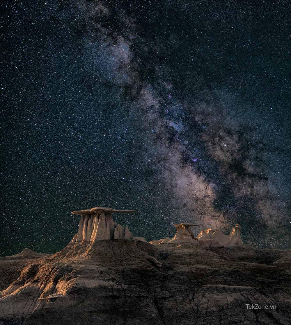 Chụp ảnh Bầu trời đêm, Dải ngân hà xuất hiện xuyên suốt ảnh với hàng nghìn ngôi sao, ở tiền cảnh là các khối đá được chiếu sáng.