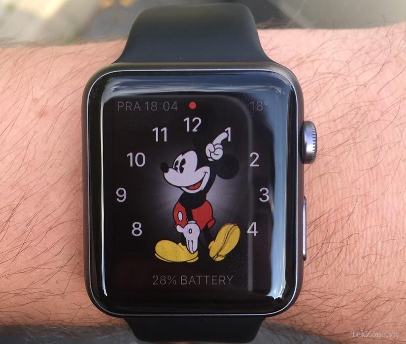 Apple Watch với mặt chuột Mickey và biểu tượng thông báo