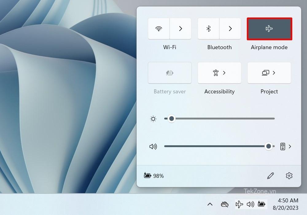 Nhấp vào "Chế độ trên máy bay" trong Trung tâm hành động Windows.